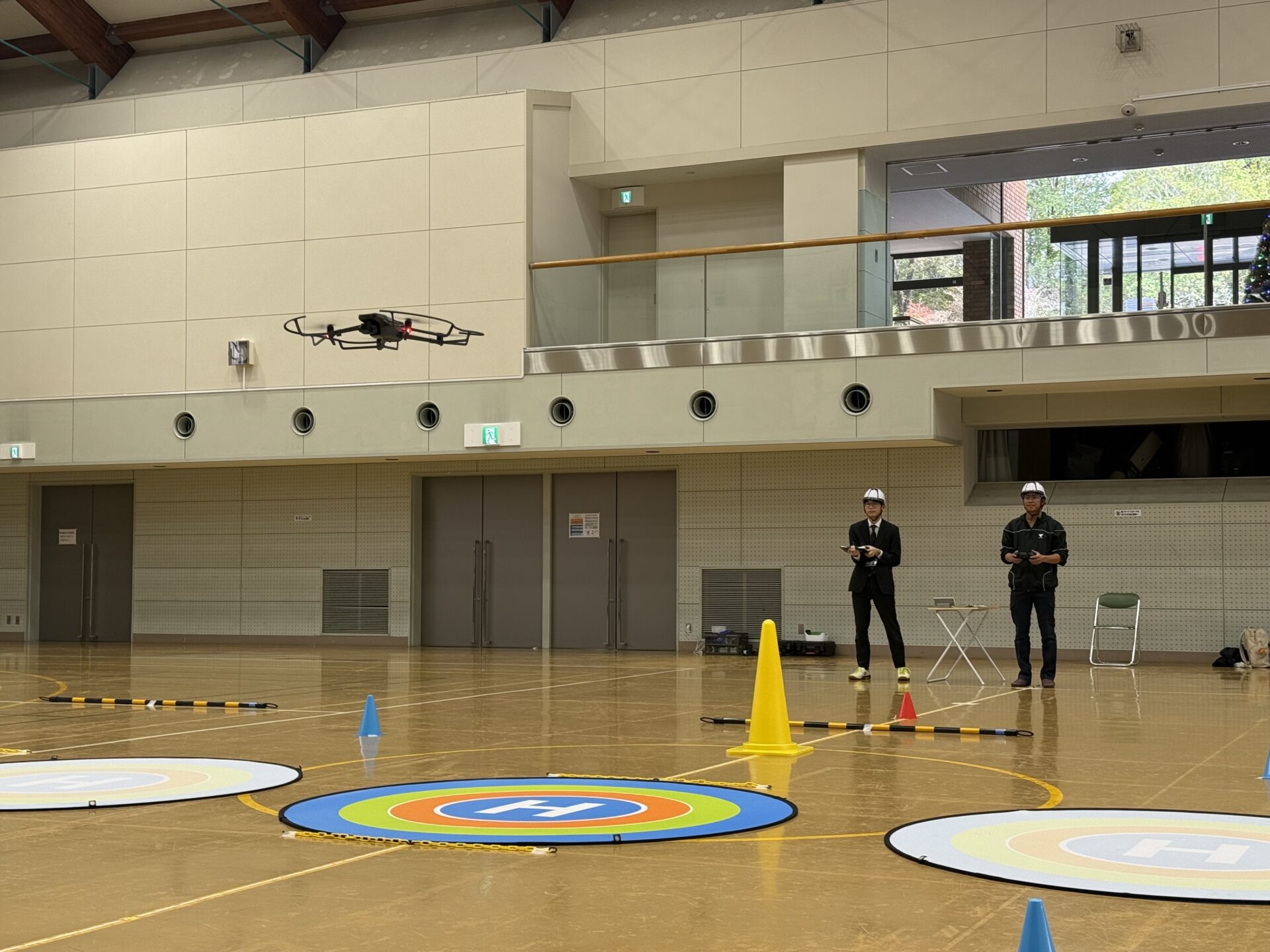 国家資格体験会・操縦練習会の様子（屋内アリーナ）