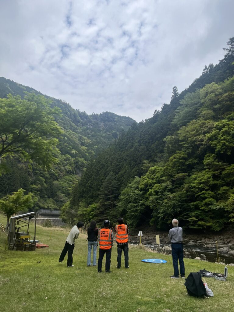 香落渓でドローン空撮練習を行う参加者